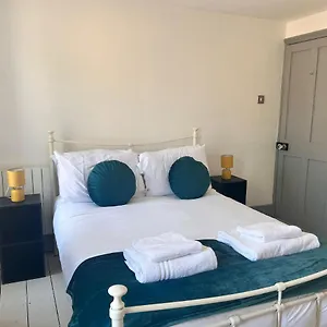Holiday home Quirky 2 Bed House, Sleeps 5, Near City Centre With Summer House, Garden & Parking Work Contractor Leisure - Topaz, Cambridge (Cambridgeshire)